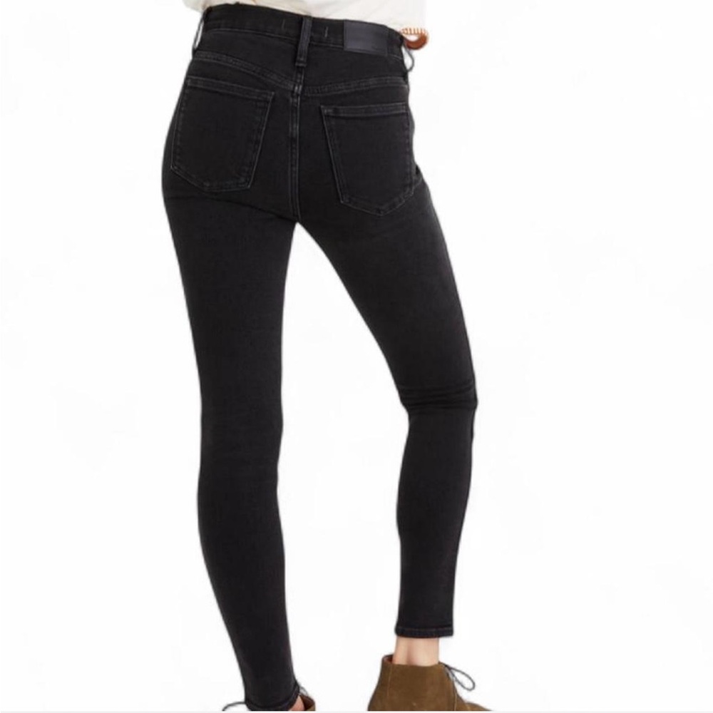 Madewell 10” high rise skinny jeans in a faded black “Starkey” wash. Size 28”
